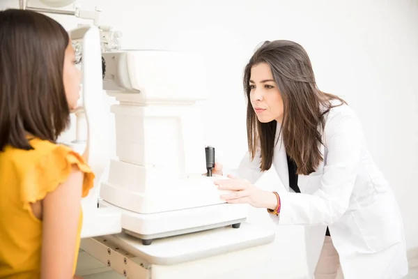 Hermosa Optometrista Examinando Paciente Chica Con Oftalmoscopio Clínica Oftalmología —  Fotos de Stock