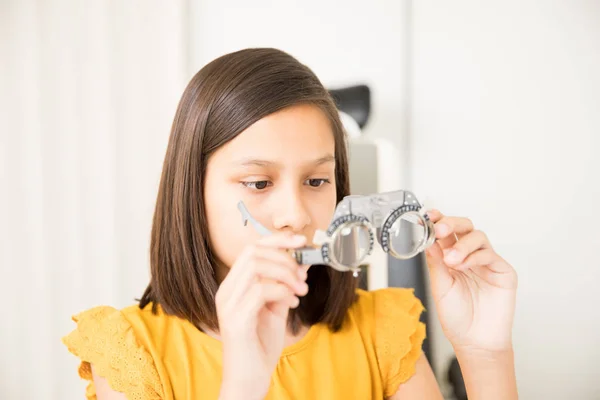 Portret Van School Meisje Bij Optische Kliniek Doen Visie Test — Stockfoto