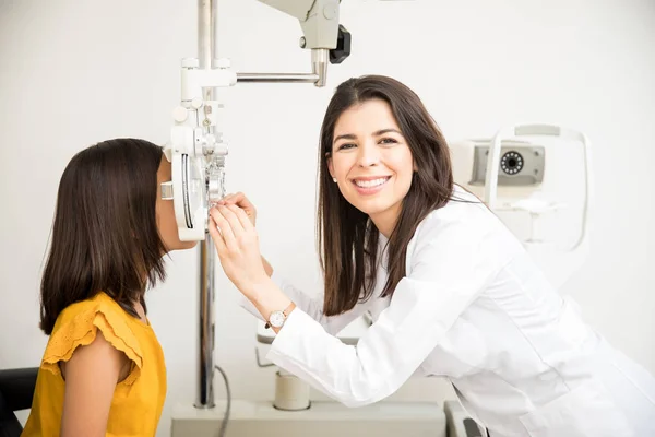 Retrato Mulher Bonita Feliz Fazendo Teste Ocular Criança Menina Loja — Fotografia de Stock