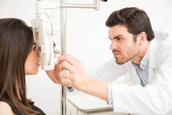 Attractive Ophthalmologist Wearing Labcoat Examining Young Woman Eyes Spectacles Laboratory — Stock Photo, Image