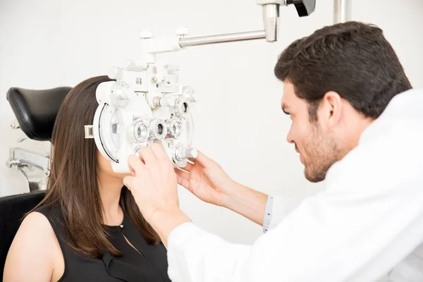 Man Calibrating Optical Phoropter Exam Eyesight Young Woman Patient — Stock Photo, Image