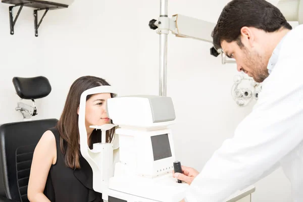 Attractive Jovem Óptico Examinando Pacientes Mulher Pressão Ocular Com Tonômetro — Fotografia de Stock