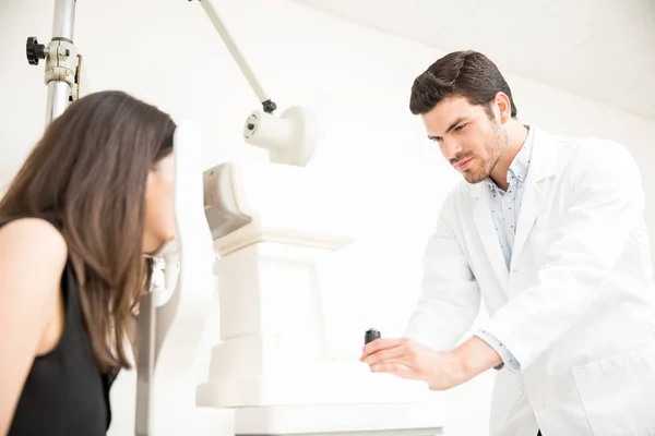 Retrato Oftalmologista Bonito Medindo Pressão Intraocular Mulher Jovem Preto Sentado — Fotografia de Stock