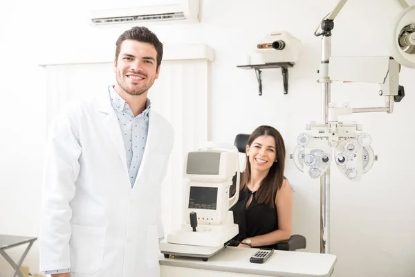 Jovem Óptico Com Mulher Bonita Com Tonômetro Sala Oftalmologia Para — Fotografia de Stock