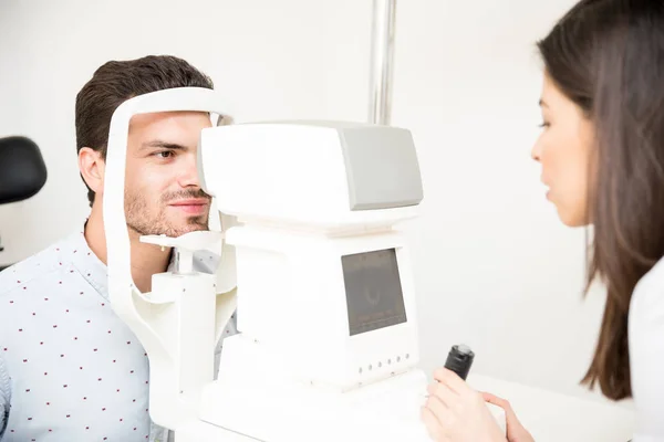 Mooie Opticien Labojas Dragen Met Contactloze Tonometer Knappe Patiënt Oogboldruk — Stockfoto