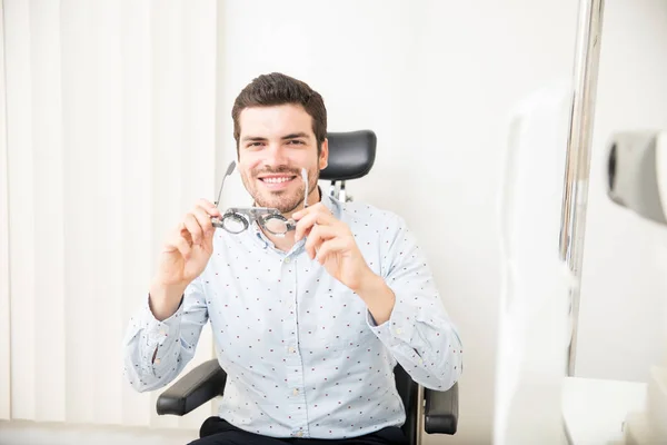 Fröhlicher Mann Mit Schnupperbrille Auf Stuhl Optiker — Stockfoto