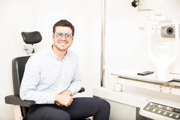 Joven Guapo Sometido Prueba Visión Con Gafas Ensayo Óptico Mientras —  Fotos de Stock