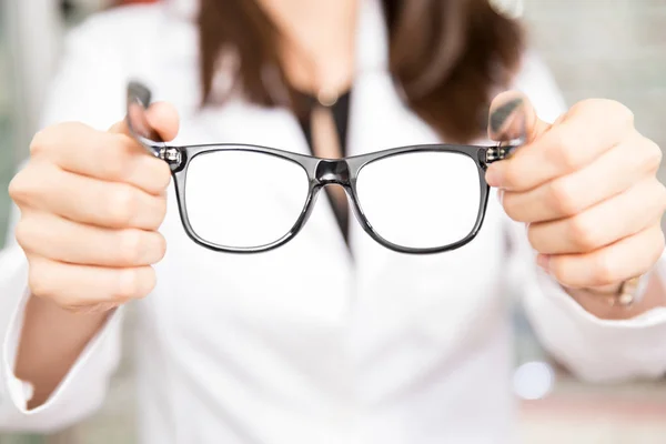 Primo Piano Della Donna Ottica Che Tiene Gli Occhiali Alla — Foto Stock