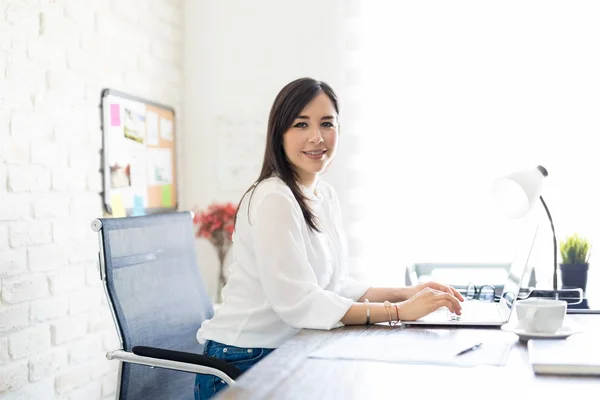 Porträt Einer Attraktiven Jungen Hispanischen Frau Die Ihrem Schreibtisch Sitzt — Stockfoto