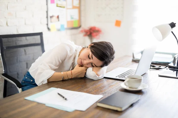 Trött Unga Latin Kvinnan Sover Skrivbord Efter Långa Timmar Arbete — Stockfoto