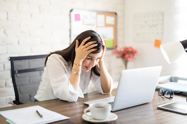 Retrato Jovem Empresária Estressada Segurando Cabeça Olhando Para Laptop Mesa — Fotografia de Stock