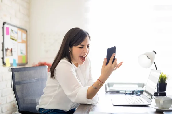 Retrato Mujer Negocios Enojada Gritando Teléfono Celular Mientras Está Sentada — Foto de Stock