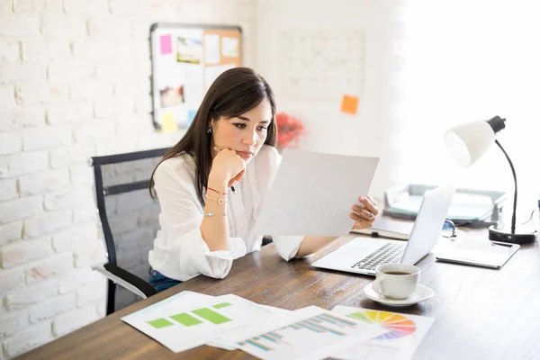 Jeune Femme Hispanique Lisant Les Rapports Financiers Bureau Avec Quelques — Photo