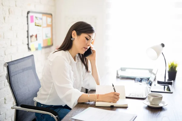 Porträt Einer Jungen Frau Die Schreibtisch Sitzt Mit Dem Handy — Stockfoto