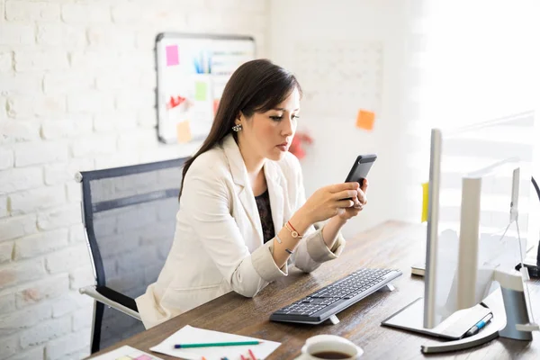 Porträt Einer Attraktiven Jungen Hispanischen Frau Die Ihrem Schreibtisch Büro — Stockfoto