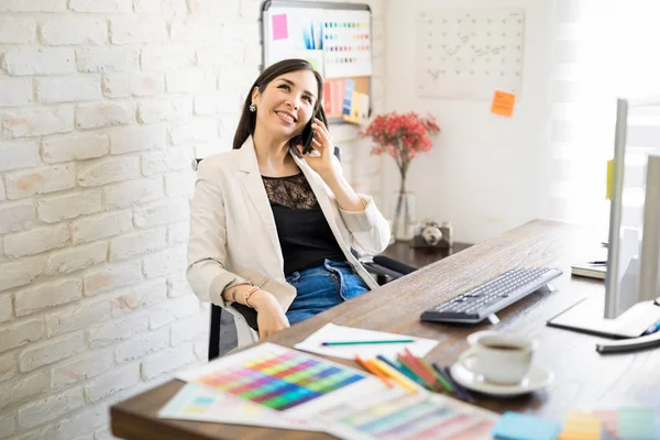 Portret Kobiety Kreatywnego Projektanta Rozmowy Telefon Siedząc Przy Biurku Pracy — Zdjęcie stockowe