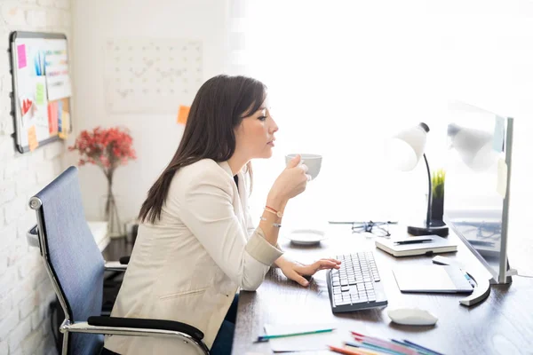 Vue Latérale Jeune Femme Affaires Regardant Moniteur Ordinateur Buvant Café — Photo