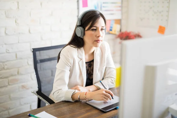 Ισπανόφωνος Γυναίκα Κάθεται Στο Γραφείο Εργασίας Tablet Γραφικών Φοράει Ακουστικά — Φωτογραφία Αρχείου