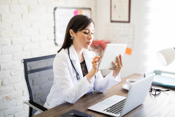 Portret Van Mooie Jonge Vrouw Voedingsdeskundige Gebruiken Digitale Tablet Kantoor — Stockfoto