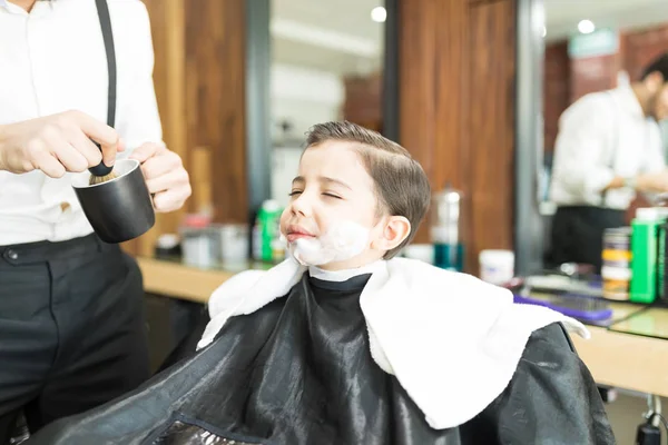 Midsection Peluquero Aplicando Espuma Afeitar Cara Del Niño Tienda —  Fotos de Stock