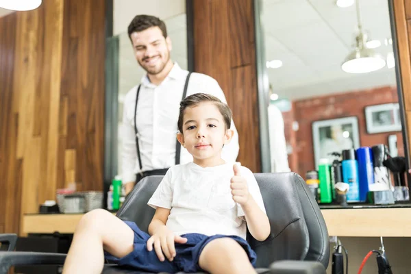 Chico Fresco Mostrando Los Pulgares Hacia Arriba Mientras Está Sentado —  Fotos de Stock