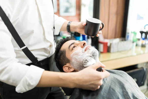 Parte Central Barbeiro Espalhando Espuma Barbear Com Escova Rosto Homem — Fotografia de Stock
