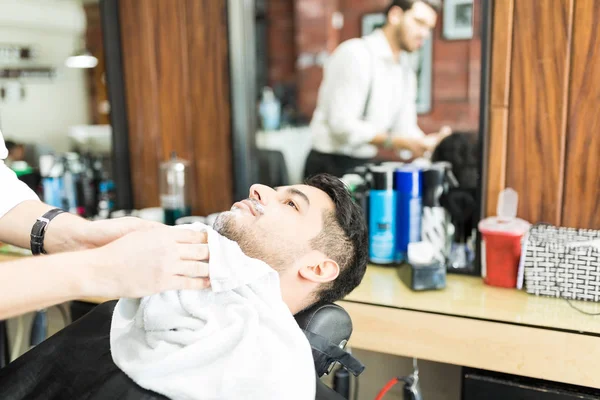 Imagen Recortada Las Manos Del Barbero Limpiando Cara Del Cliente —  Fotos de Stock