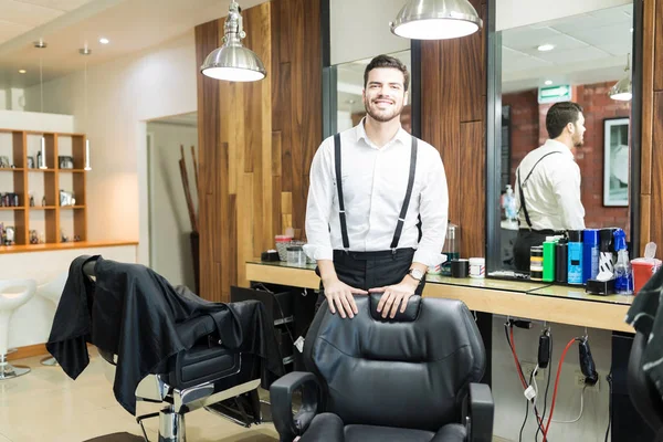 Joven Peluquero Mostrando Satisfacción Por Sonreír Por Silla Tienda —  Fotos de Stock