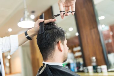 Genç erkek istemci saç stilist salonda alma closeup