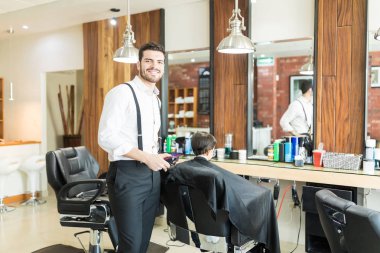 Yakışıklı kuaför dükkanı sandalyede oturan saç şekillendirme müşteri süre gülümseyen