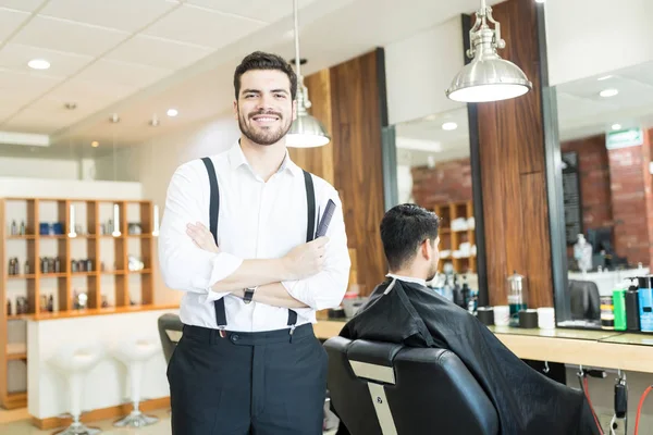 Cabeleireiro Legal Com Braços Cruzados Pelo Cliente Sentado Cadeira Salão — Fotografia de Stock