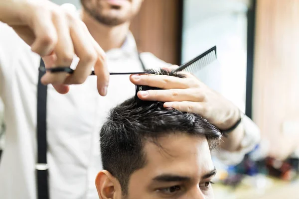 Mani Barbiere Con Forbici Tagliare Capelli Del Cliente Nel Salone — Foto Stock