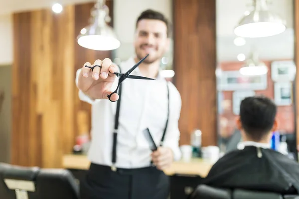 Defocused Young Barber Showing Scissors While Working Salon — Stock Photo, Image
