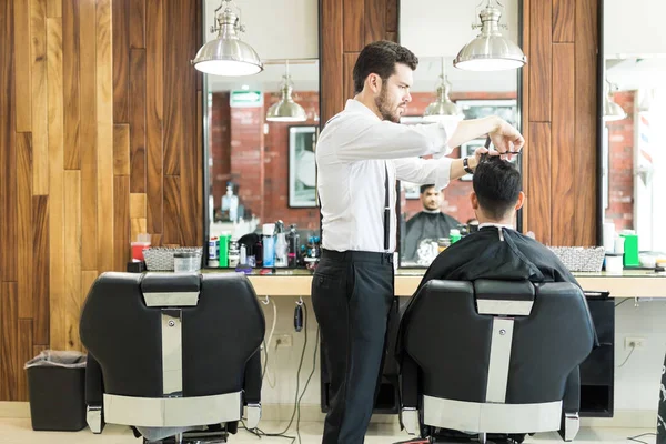 Професійний Перукар Укладає Волосся Чоловічого Клієнта Салоні — стокове фото