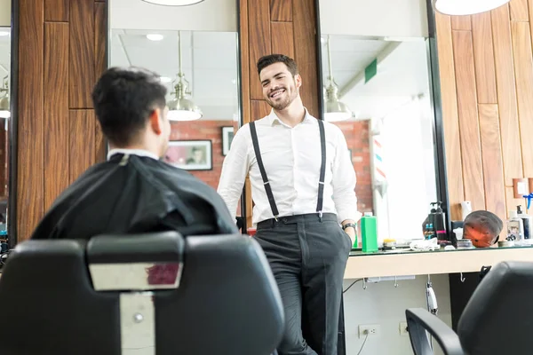 Barbeiro Masculino Sorridente Falando Com Cliente Enquanto Pergunta Sobre Suas — Fotografia de Stock