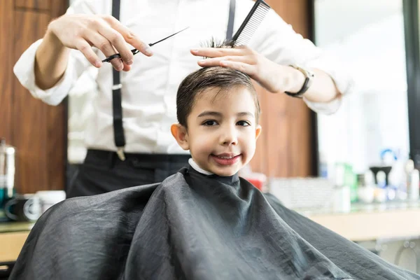 Mignon Garçon Souriant Tout Faisant Couper Les Cheveux Par Coiffeur — Photo