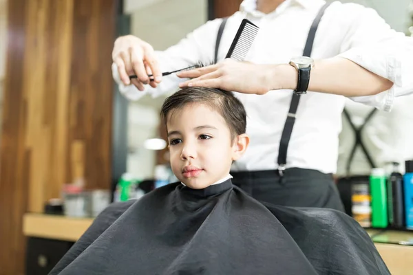 Lindo Niño Sentado Salón Peluquería Para Corte Pelo —  Fotos de Stock