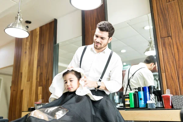 Jeune Coiffeur Essuyant Tête Garçon Avec Une Serviette Dans Salon — Photo