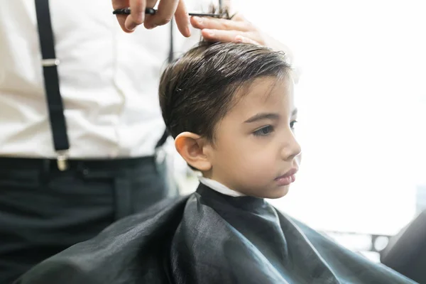 Mignon Petit Client Fait Couper Les Cheveux Par Coiffeur Salon — Photo