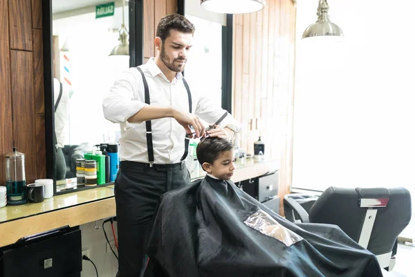 Genç Erkek Kuaför Kesim Saç Kuaför Dükkanında Masum Istemci — Stok fotoğraf