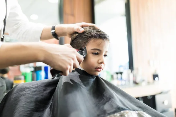 Garçon Innocent Faisant Couper Les Cheveux Par Coiffeur Dans Salon — Photo