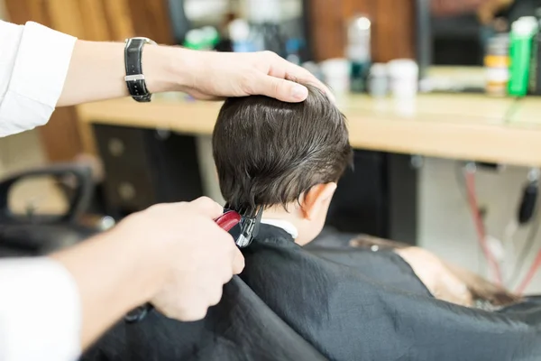 Cropped Image Male Barber Giving Haircut His Client Using Trimmer — Stock Photo, Image