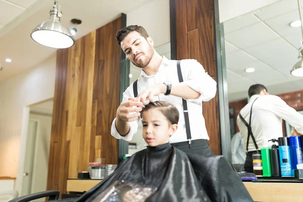 Jovem Barbeiro Masculino Styling Cabelo Menino Após Corte Cabelo Loja — Fotografia de Stock