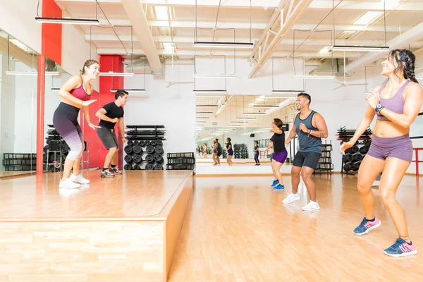Glada Instruktörer Och Vänner Utövar Danslektion Gym — Stockfoto