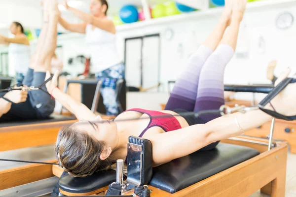 Genç Erkek Spor Salonunda Pilates Reformer Yatan Süre Egzersiz Yapıyor — Stok fotoğraf