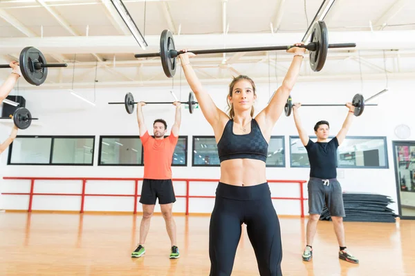 Focused Female Weightlifter Exercising Barbell Health Club — Stock Photo, Image