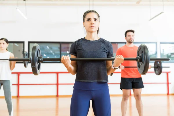 Young Confident Female Practicing Weight Training Friends Gym — Stock Photo, Image