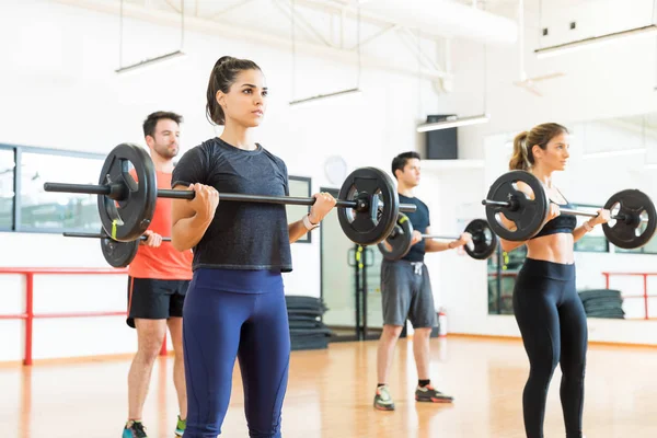 Culturistas Femeninos Masculinos Levantando Pesas Mientras Están Pie Gimnasio — Foto de Stock