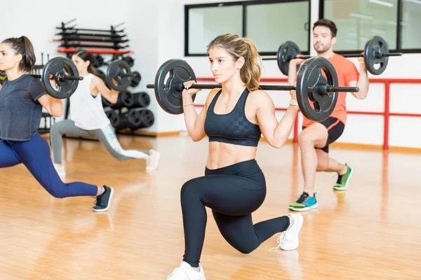 男女健美运动员站在健身房举重 — 图库照片