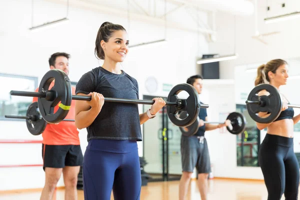 Gewichtheberin Hebt Langhantel Während Sie Mit Freunden Fitnessstudio Ausfallversuche Macht — Stockfoto